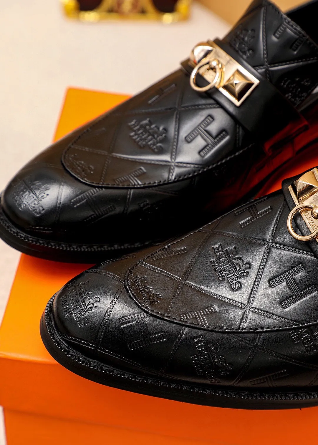 Men's shoes 💰480 💐 Product trademark: HERMES "Hermès" casual leather shoes Regular size: 38-44 (45🉑️customized) Product materials: Selected imported first-layer calfskin embossed upper + classic hardware buckle, imported water-dyed 🐂 cowhide lining. Strong three-dimensional visual effect, non-slip and wear-resistant combination outsole Color: 2⃣️colors available